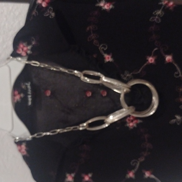 A small Wet Seal blouse - Picture 2 of 5